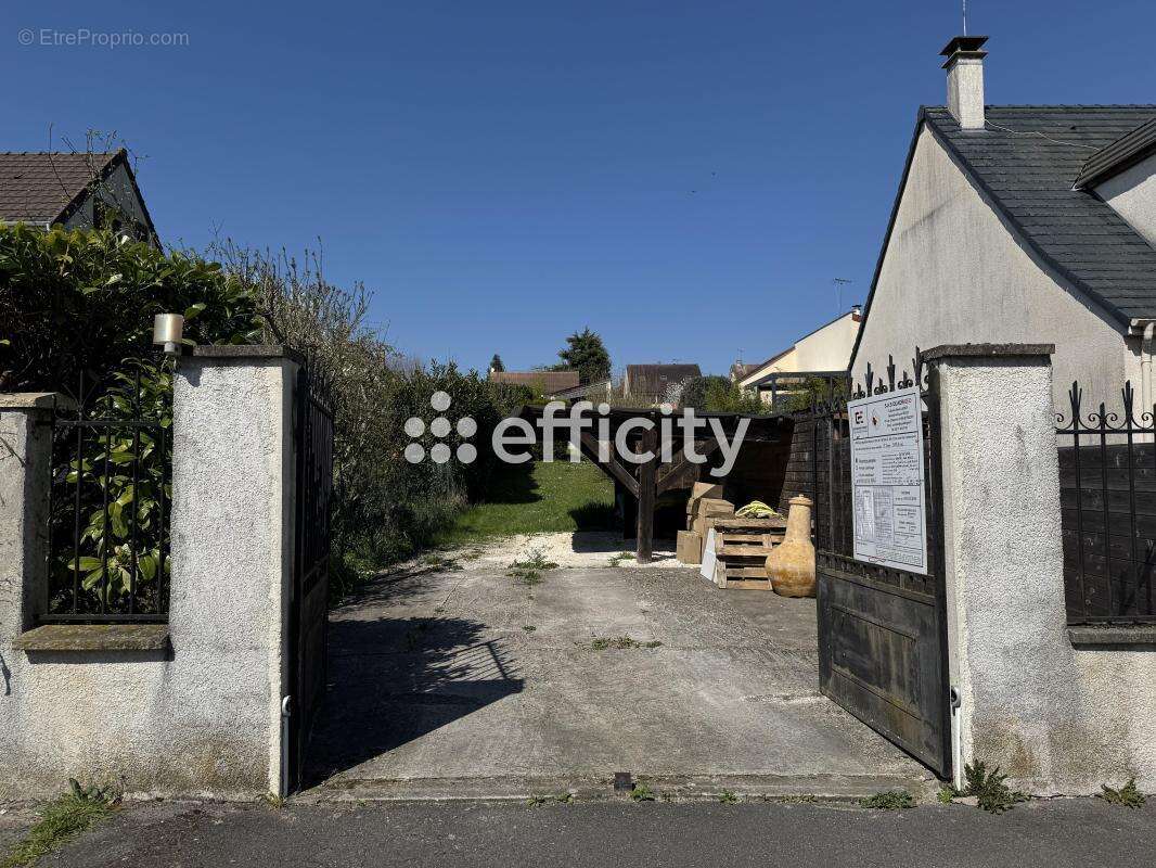 Terrain à LEUVILLE-SUR-ORGE