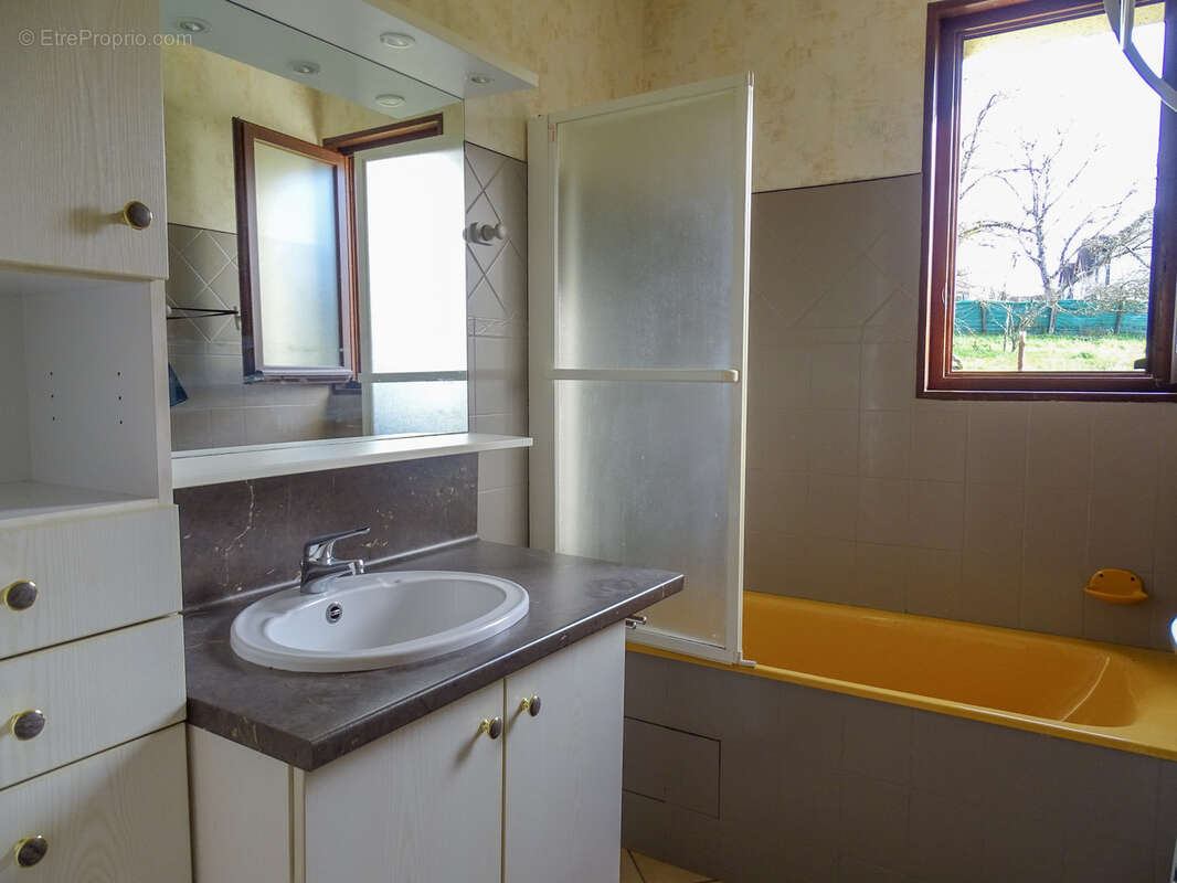 Maison à LA CHAPELLE-MONTMARTIN