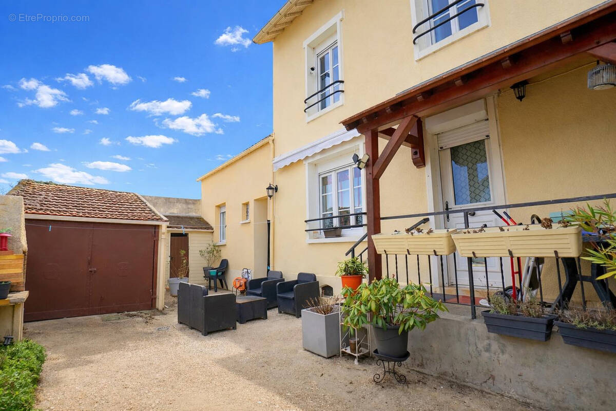 Maison à FOLLAINVILLE-DENNEMONT