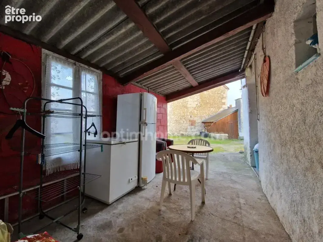 Maison de ville d'environ 100m², 6 pièces dont deux chambres, cour avec accès véhicule à LIGUEIL (37) - photo 7