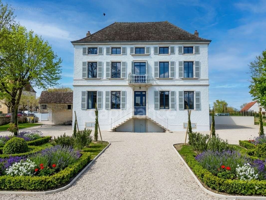 Propriété à vendre composée d'une demeure de Maitre et une deuxième maison avec piscine et jardin - photo 3