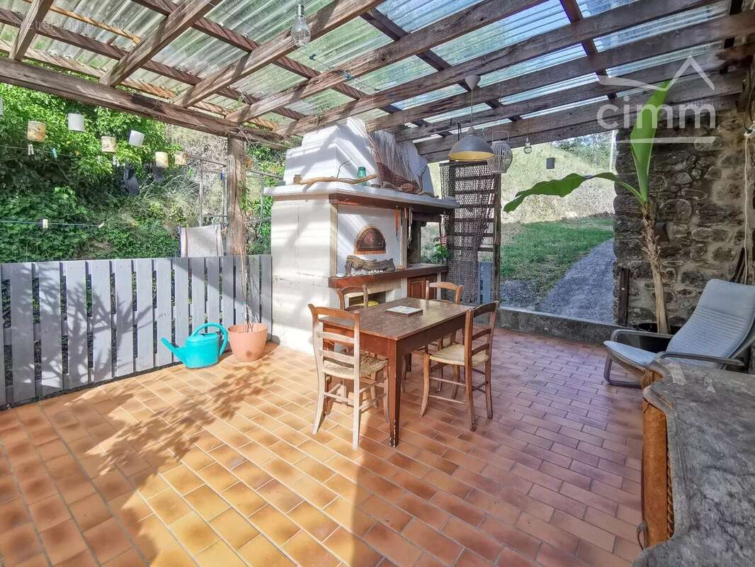 Mas sur 4hec avec rivière, jardin, piscine et dépendance à rénover - photo 5