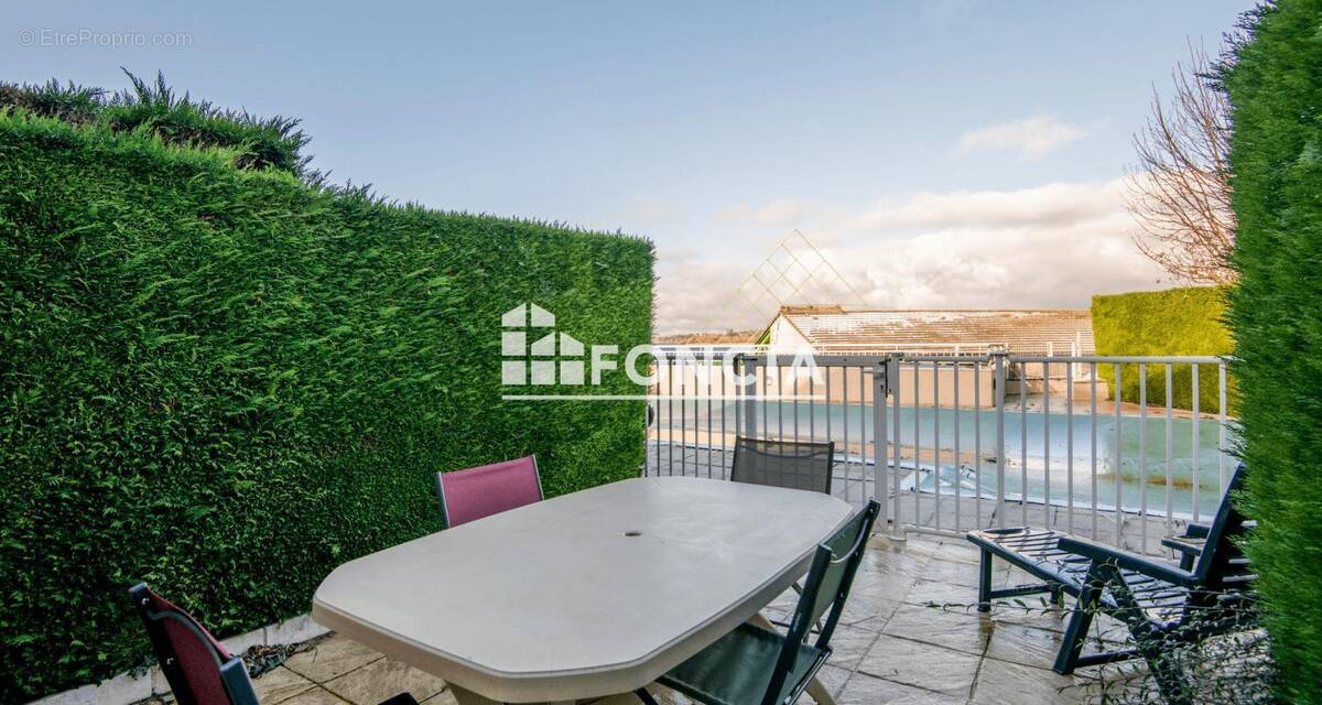 Appartement à SALLES-CURAN