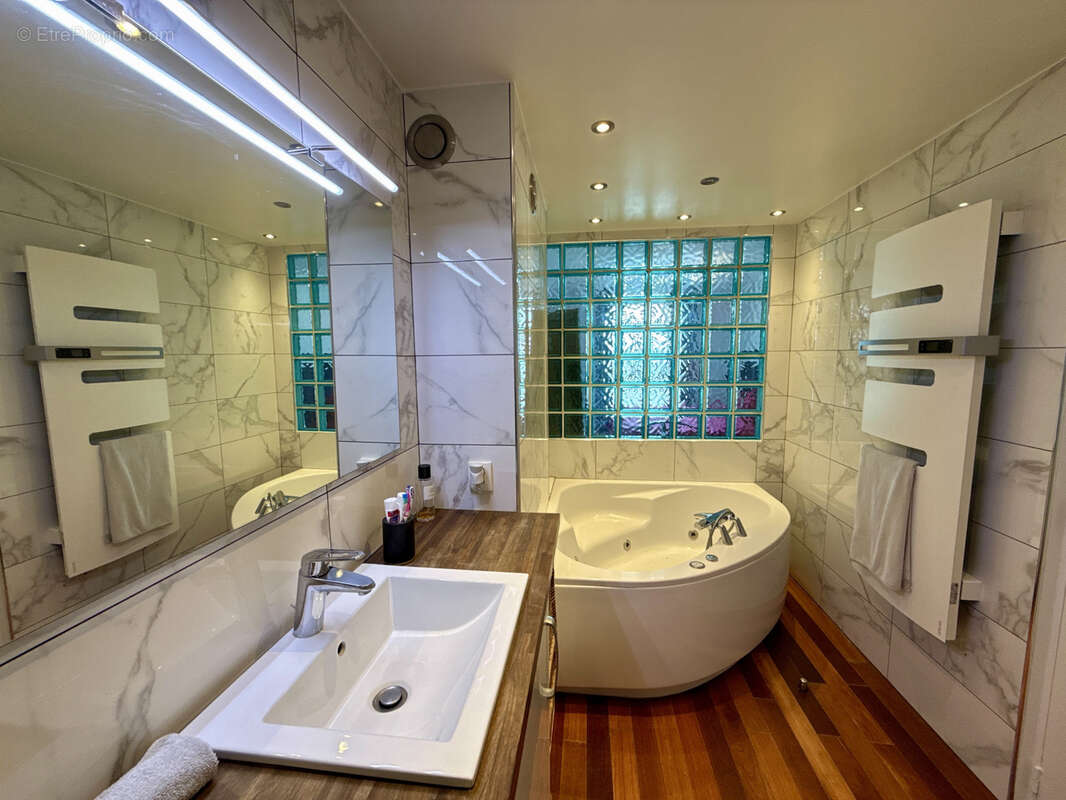 Appartement à CHARENTON-LE-PONT