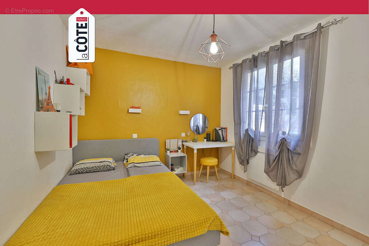 Maison à SAINT-MITRE-LES-REMPARTS