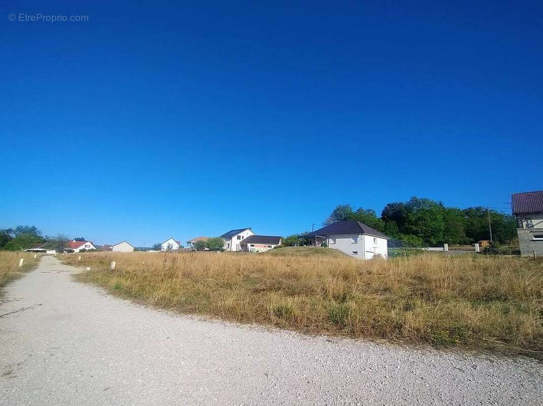 Terrain 710 m² à Fleurey-Les-Faverney  - photo 2