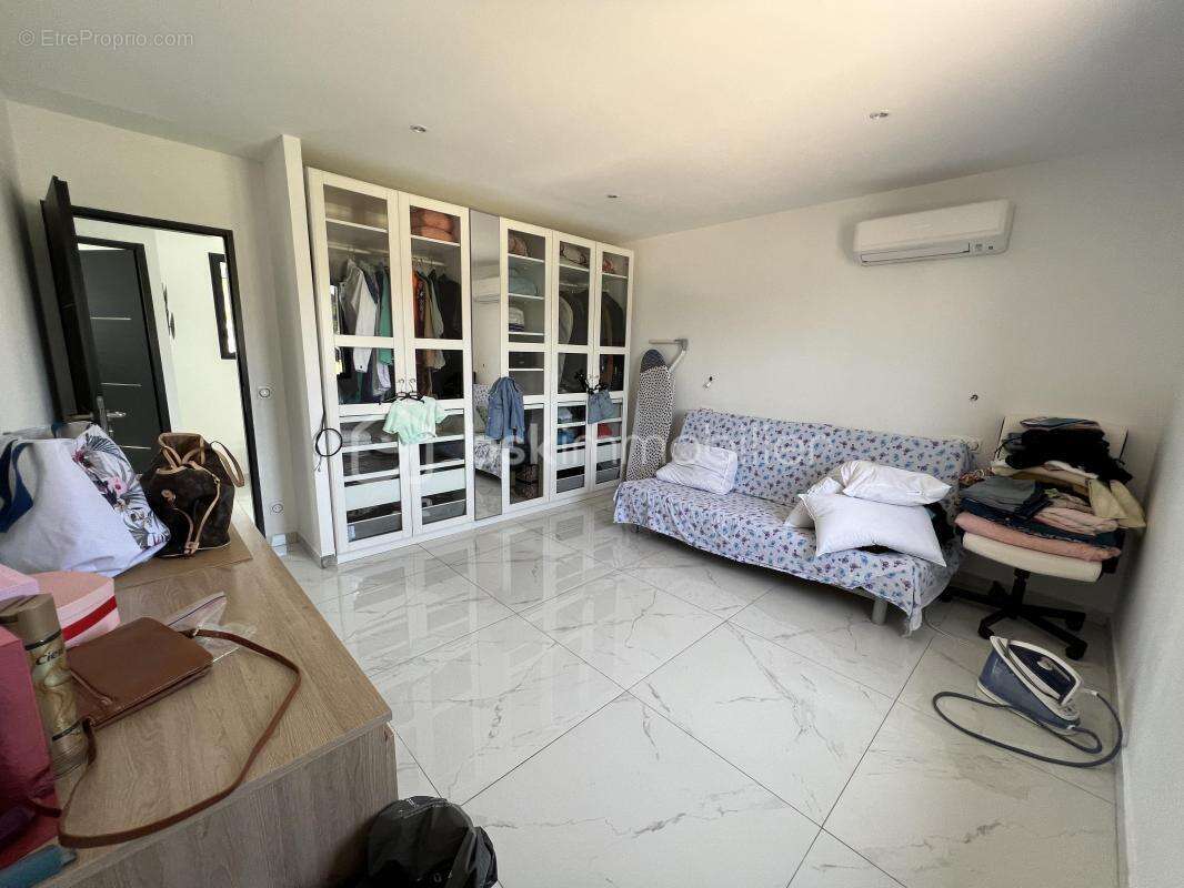 Maison à SAINT-MITRE-LES-REMPARTS