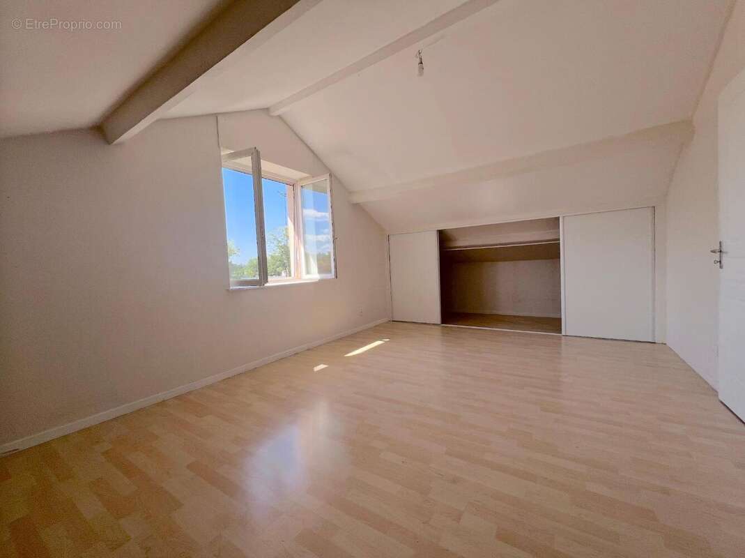 Maison 105 m² à Decines-Charpieu  - photo 8