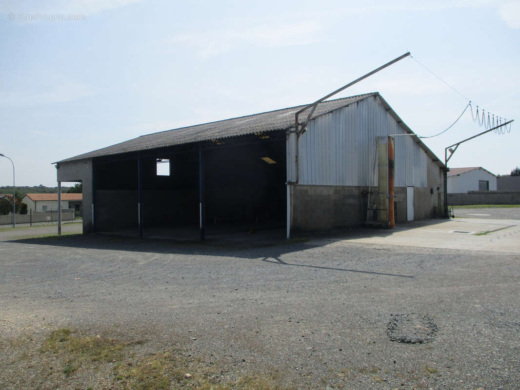 Commerce à FONTAINE-LE-COMTE