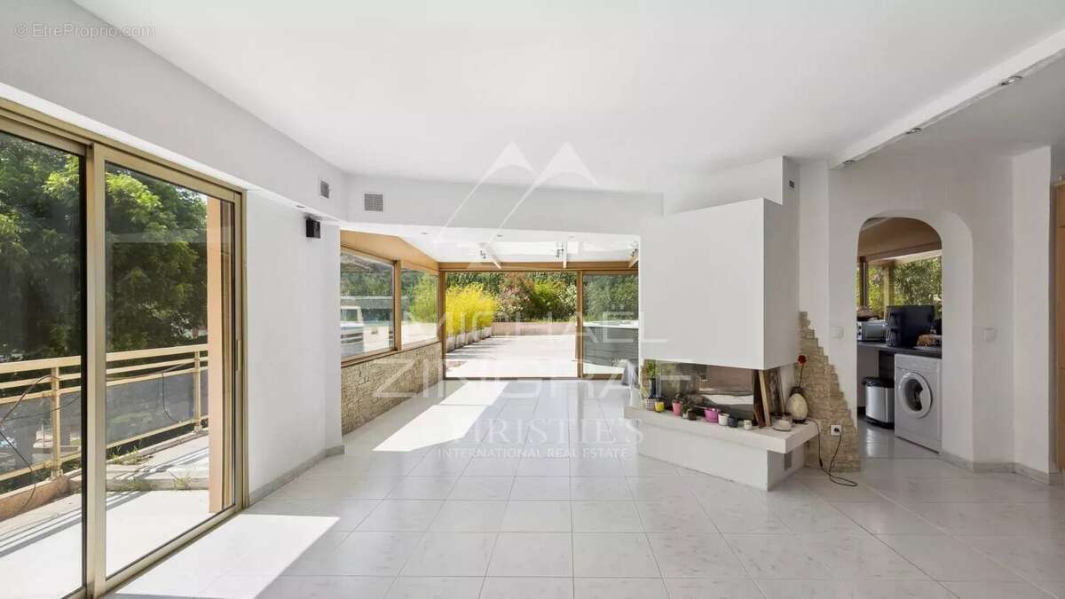 Appartement dernier étage avec vaste terrasse - photo 3