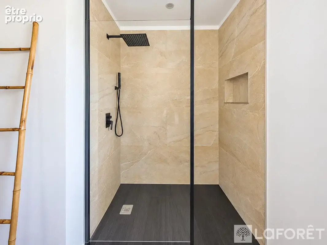 CALVI Élégante villa contemporaine de plain-pied avec piscine à débordement - photo 10