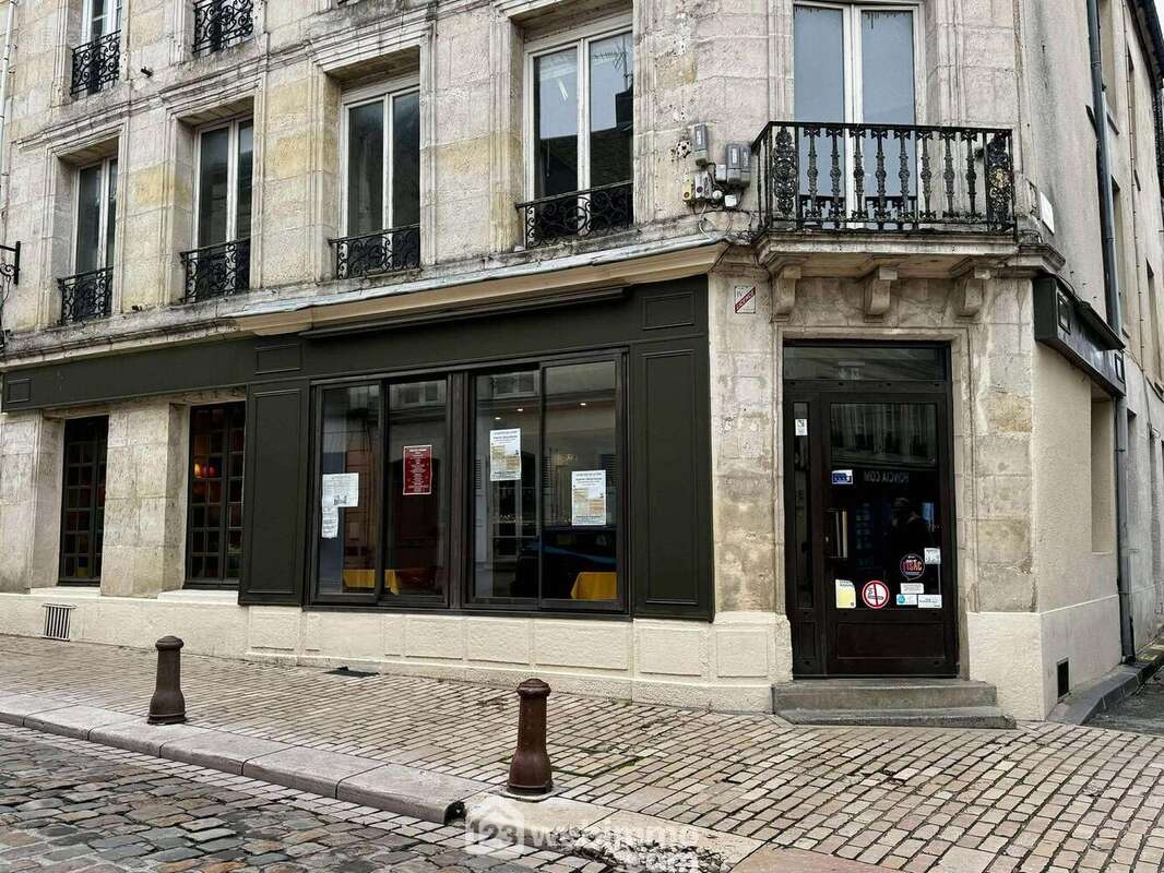 En plein c½ur de la rue Saint-Jean, venez découvrir ce fond de commerce de restaurant au charme certain - Commerce à LAON