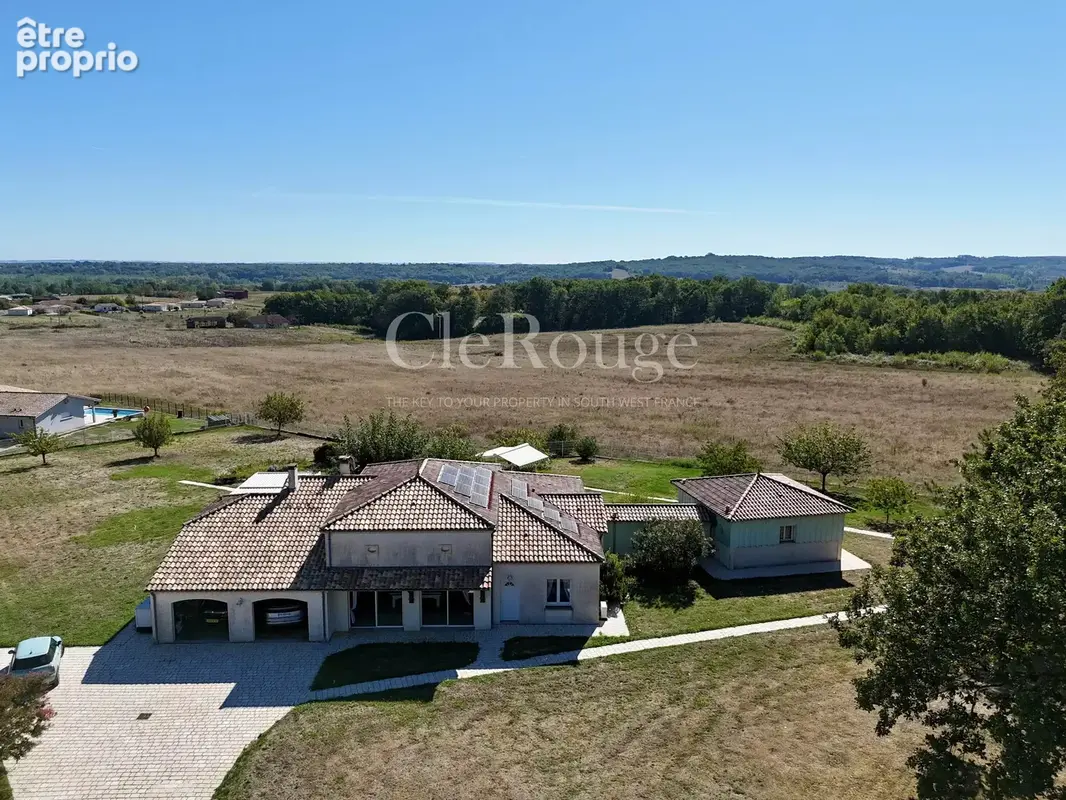 Élégante maison contemporaine avec piscine chauffée, beaux volumes et 5 400 m² de terrain - photo 27
