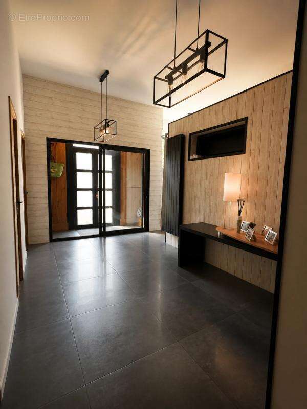 Maison de 5 pièces de 220 m² à Raismes - photo 4
