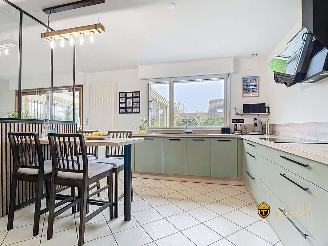 Maison individuelle coup de coeur  3 chambres  Jardin exposée Sud ouest  véranda  garage à Uxem Titan immobilier - Maison à UXEM