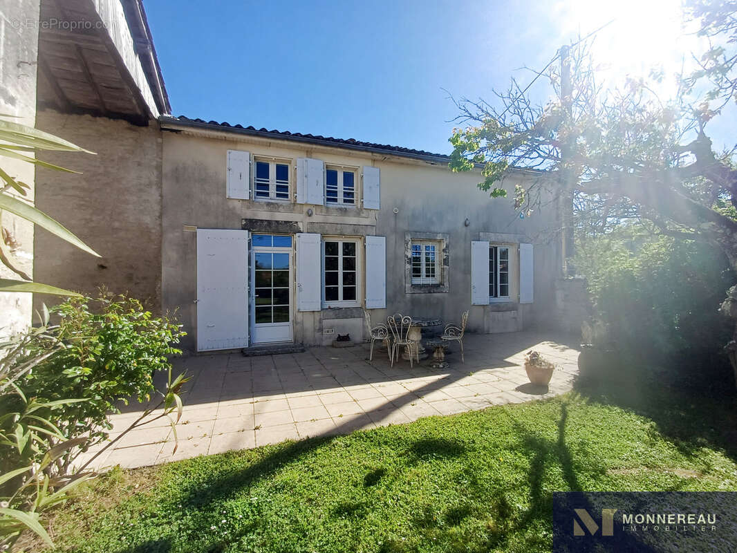 Maison à BAIGNES-SAINTE-RADEGONDE