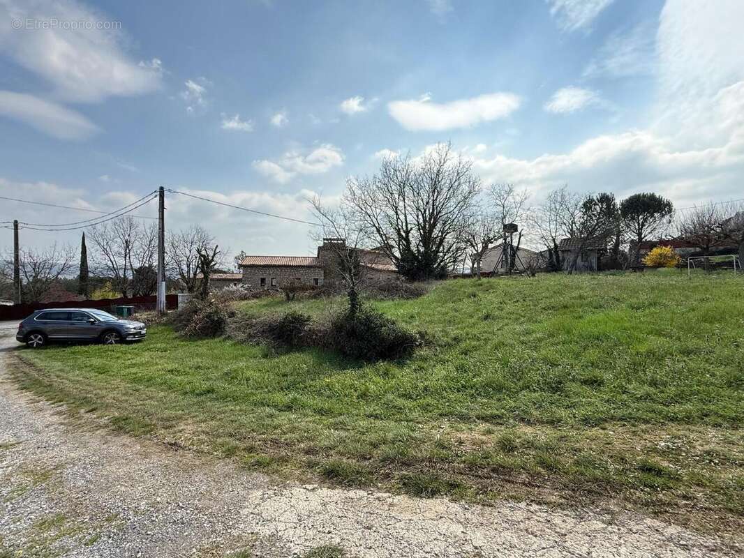   - Terrain à SAINT-ETIENNE-DE-FONTBELLON