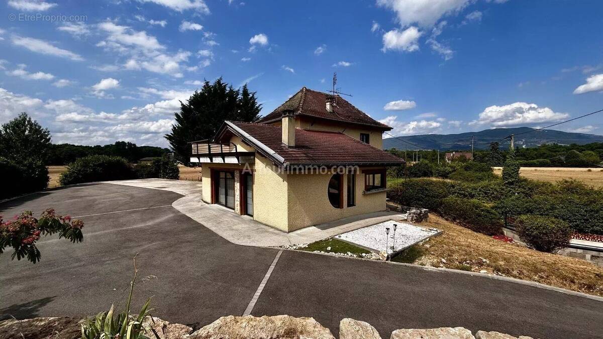 Maison à SAINT-VICTOR-DE-MORESTEL