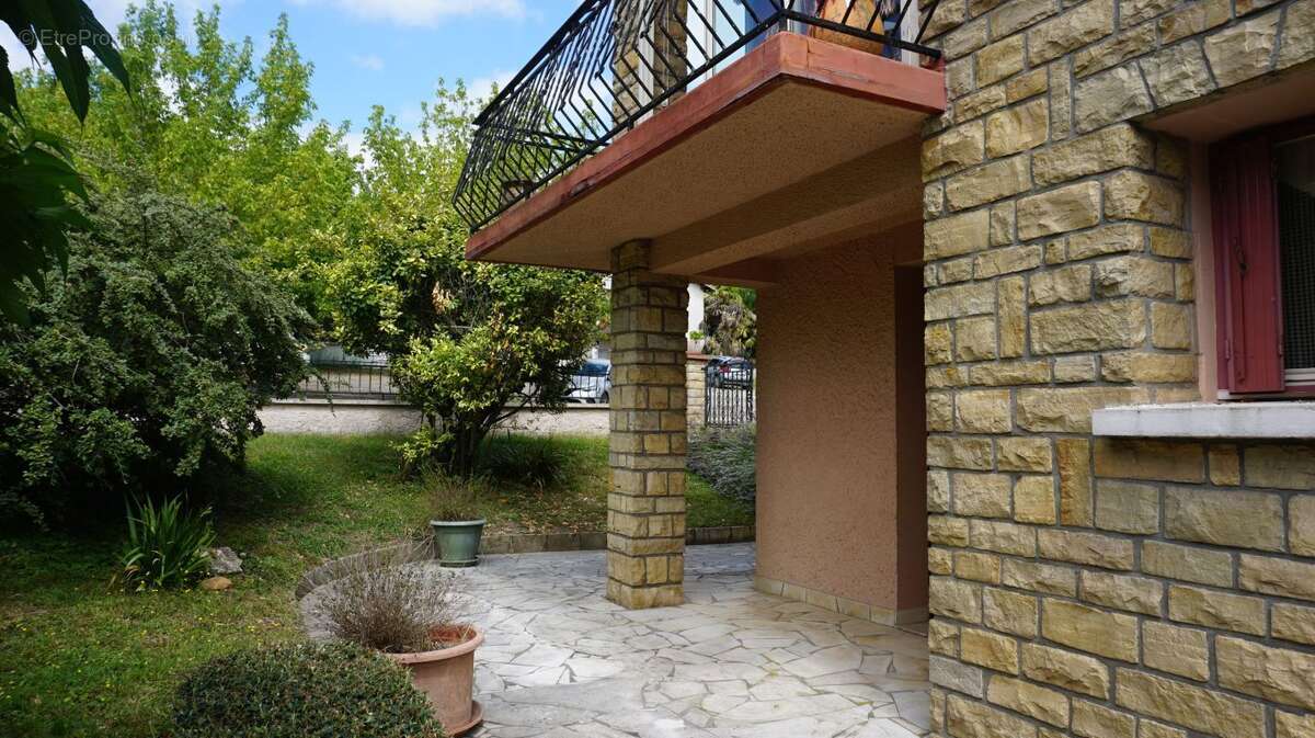 Maison à CASTELNAU-MONTRATIER
