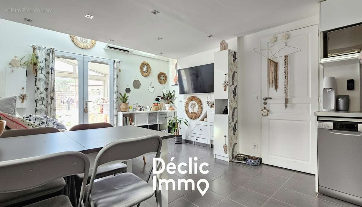 Maison à VIC-LA-GARDIOLE