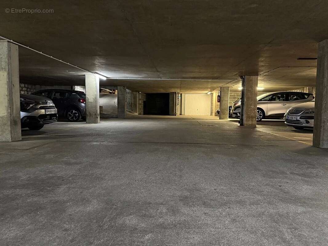 Parking à PARIS-15E