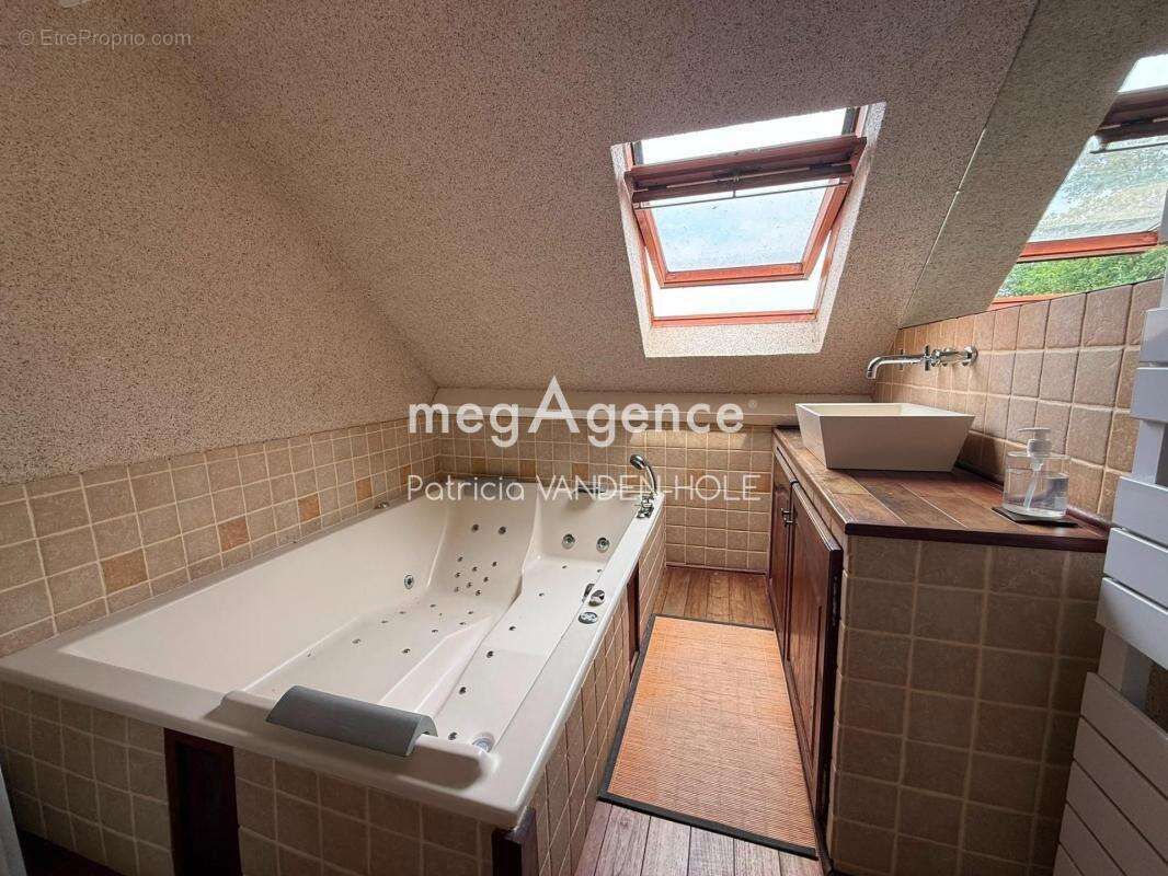 Villa avec piscine couverte à 1h de Paris , vendu avec le mobiliers , prestations récentes - photo 10