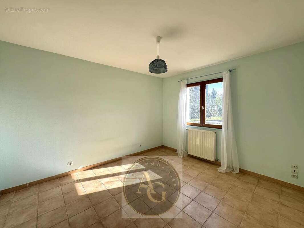 Maison à VILLENEUVE-LA-COMPTAL