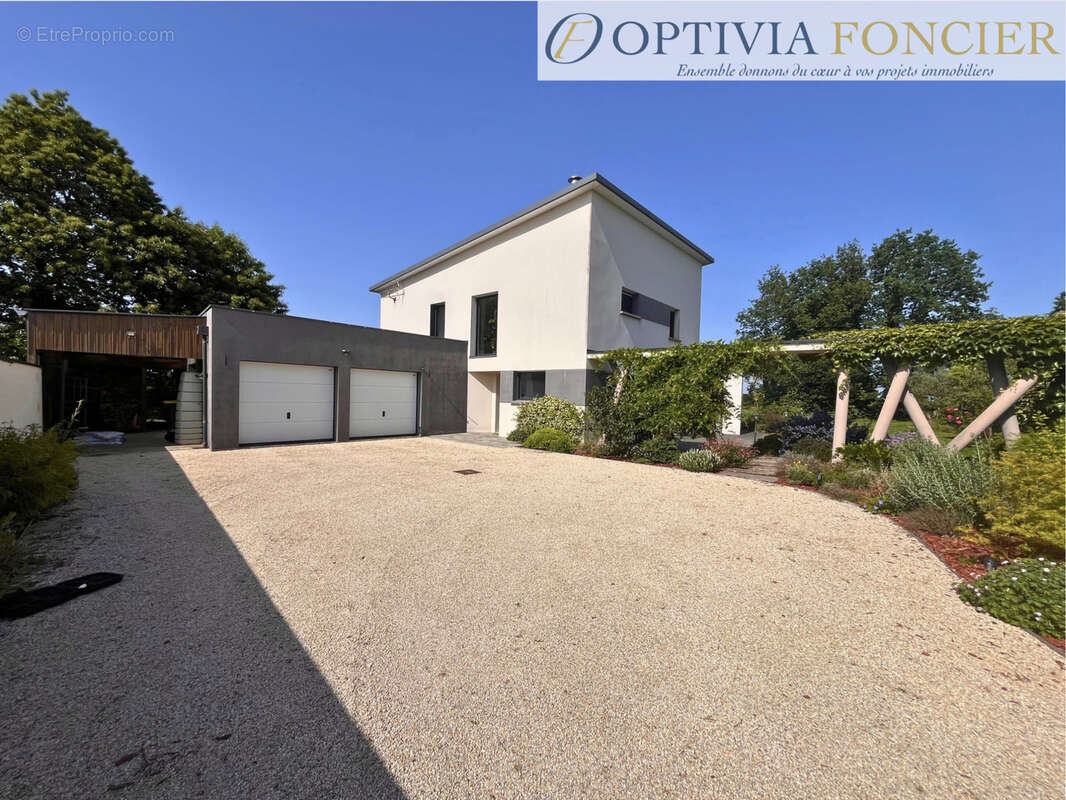 Maison contemporaine 2014 - T8 -  DPE : B 197 m2 - 1300 m2 de terrain - photo 4