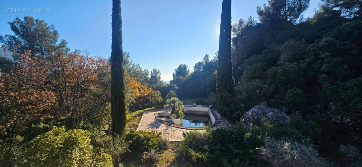 Maison à LE REVEST-LES-EAUX