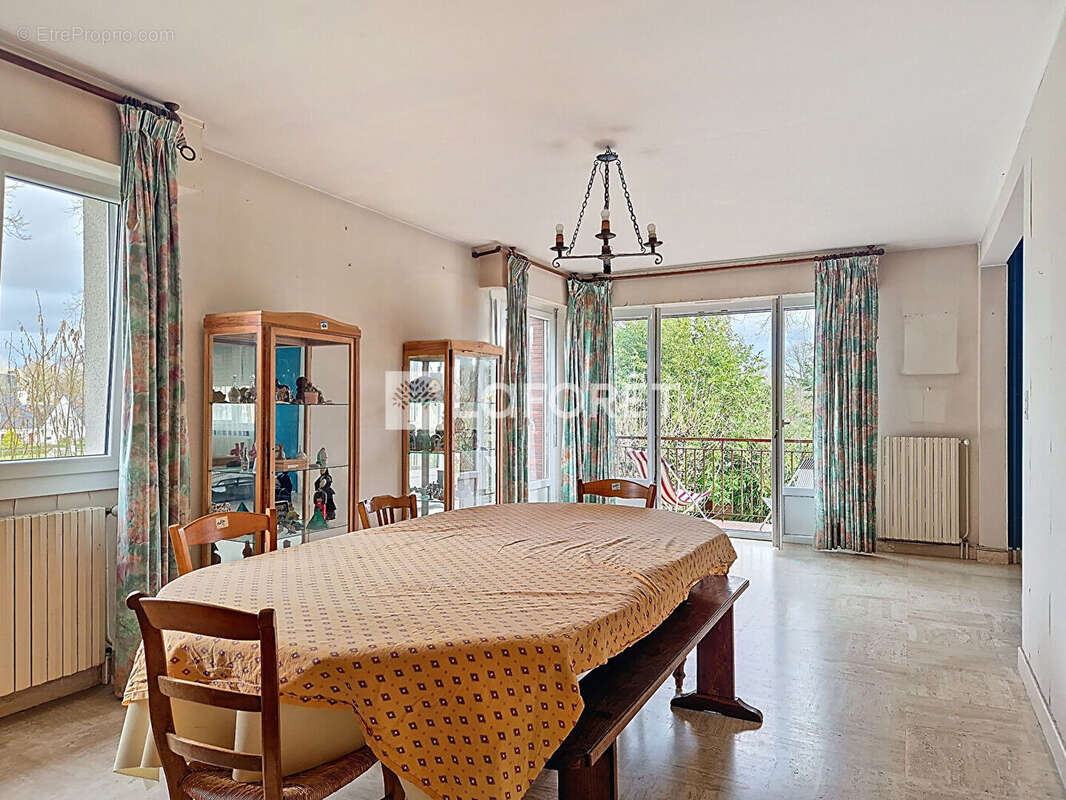 MAISON DE BOURG - LE RHEU - 8 pièces, 5 chambres - 187 m2 - Parcelle 566 m2 - photo 8