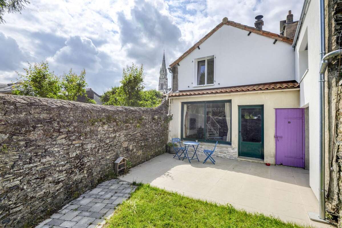Terrasse et façade arrière - Maison à VERTOU