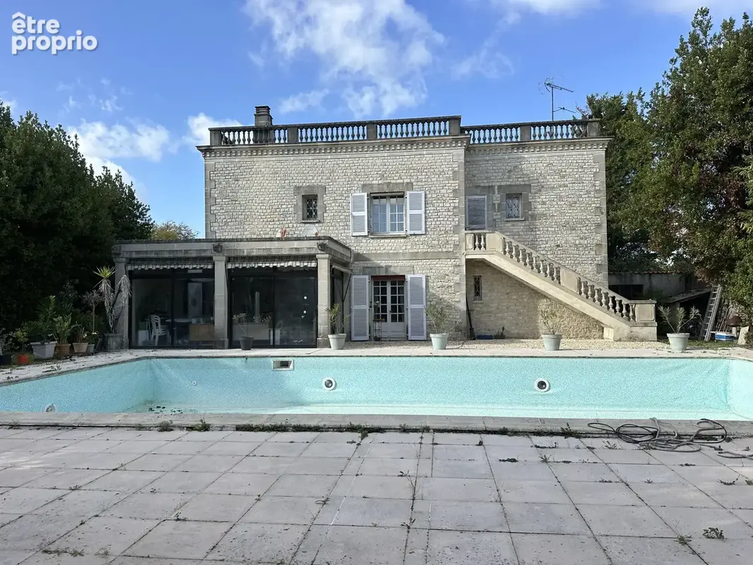 Chateaubernard, élégante demeure de caractére d'environ 260m2. - photo 5