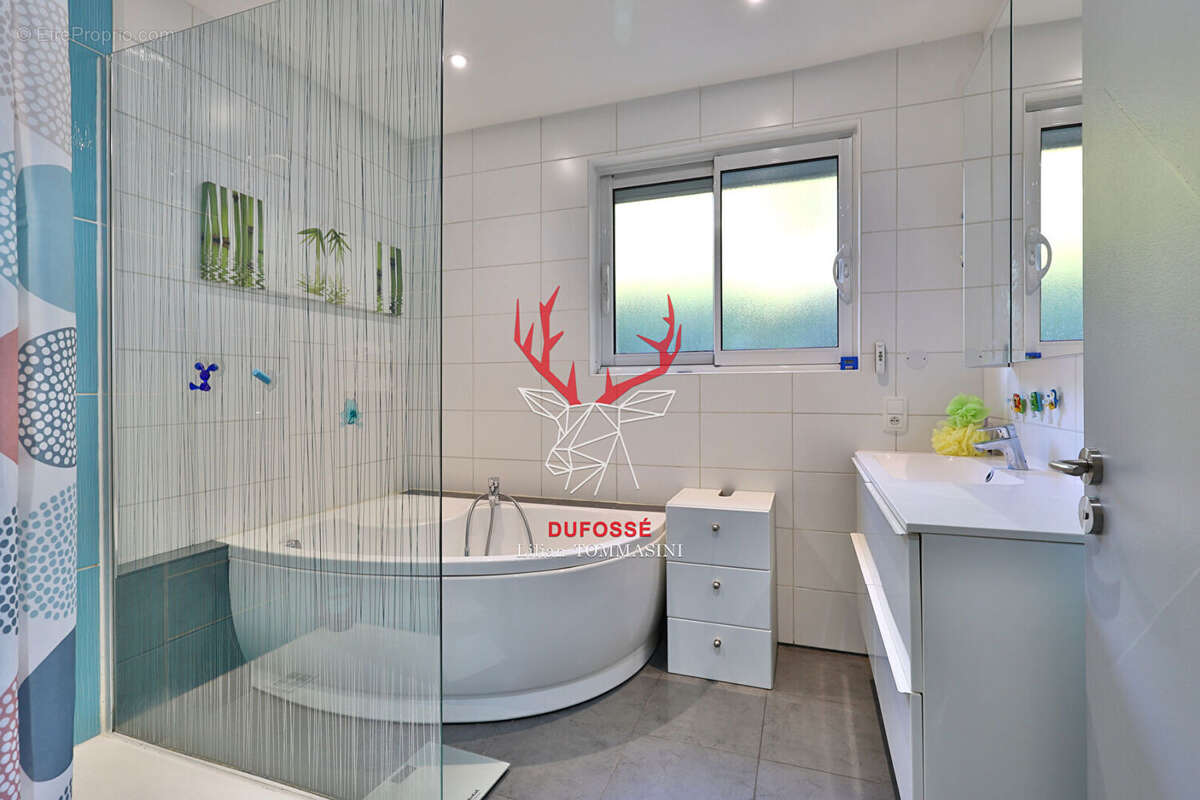 Maison à LA TOUR-DE-SALVAGNY