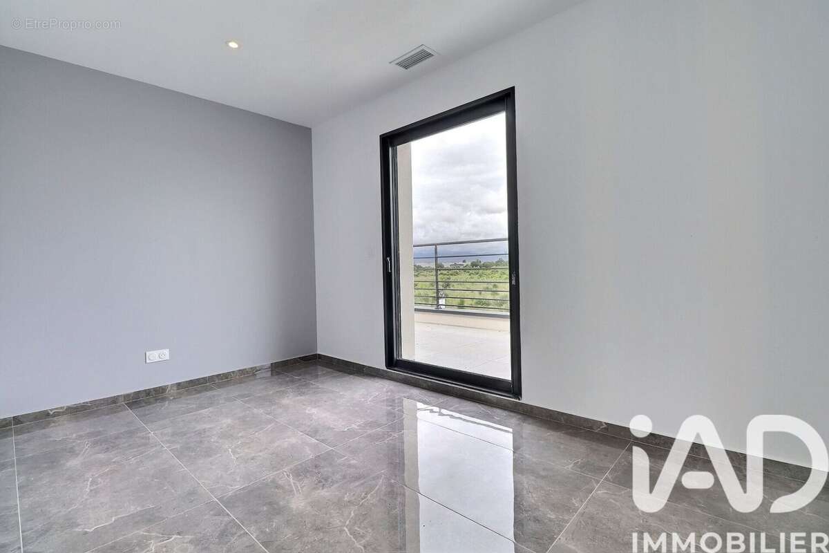 Maison 143 m² à Claira  - photo 9