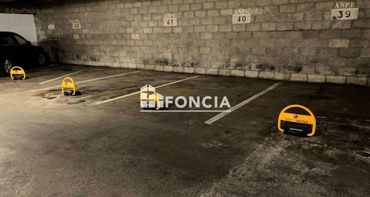 Parking à PARIS-18E