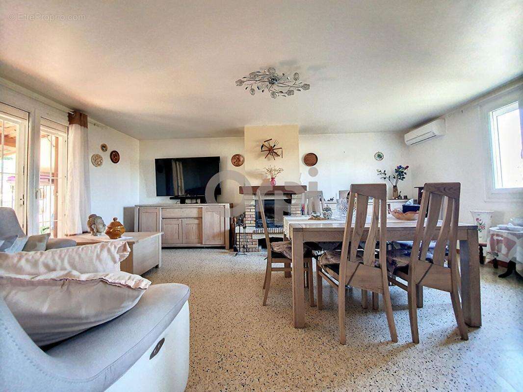 Proche centre ville, maison de plain pied, 6 pièces 116 m2, garage à FLAYOSC - photo 3