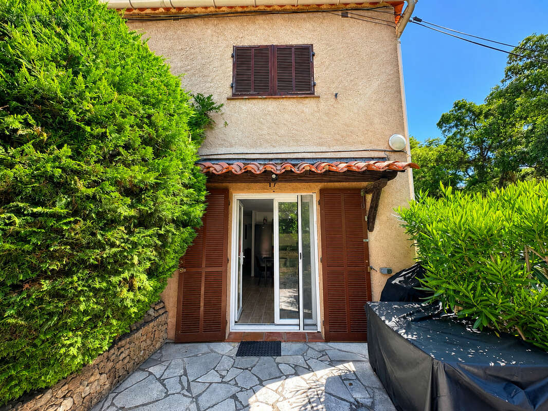 Appartement 33 m2 a frejus en rez-de-jardin, avec piscine terrain de tennis, basket et boules - photo 3