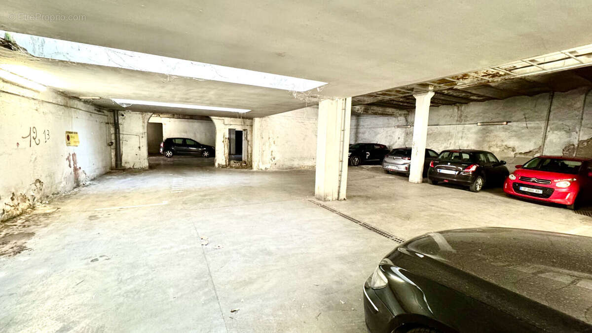 Garage/parking/box/garages à motos, fermés et sécurisés. - photo 2