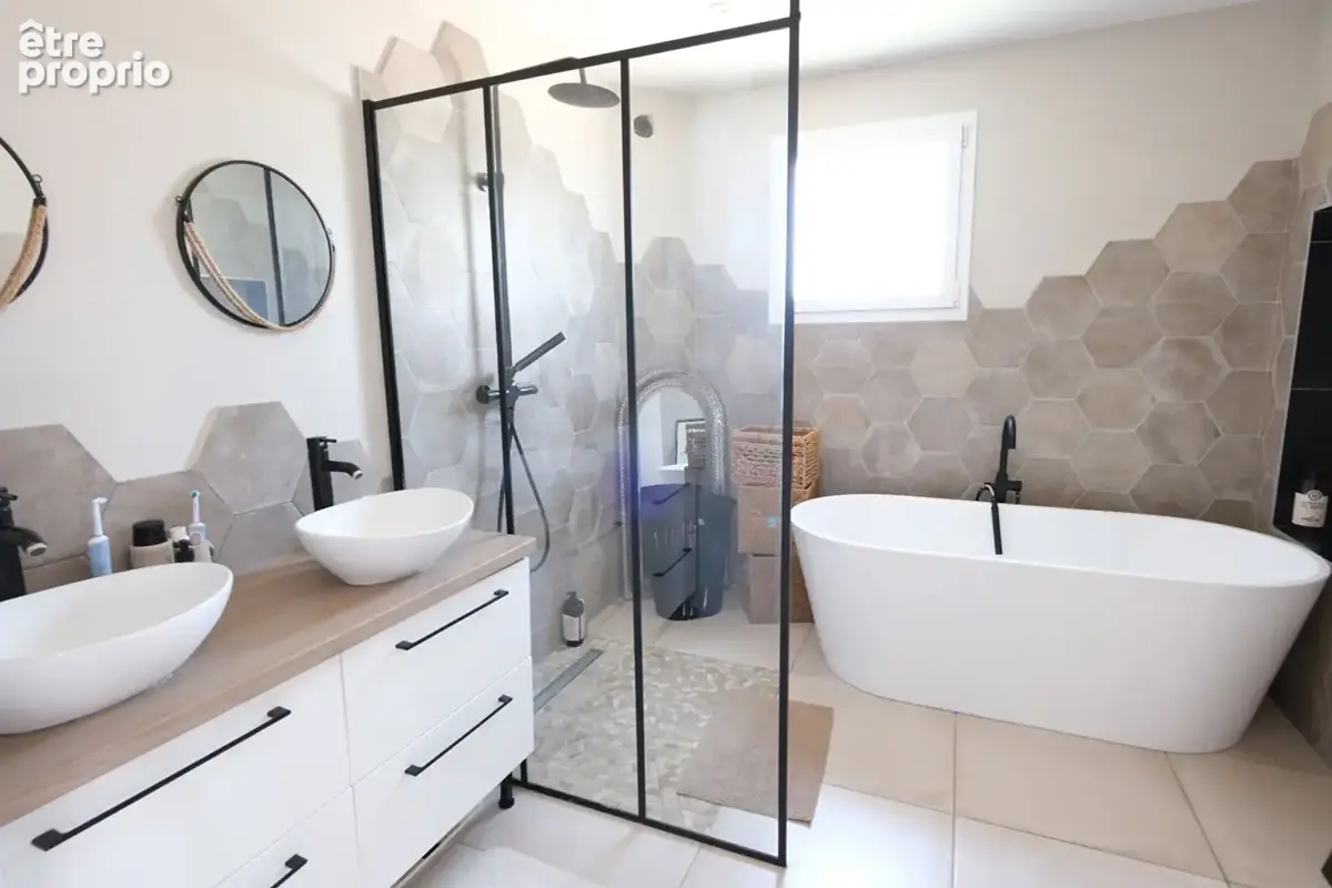 Maison contemporaine 7 pièce(s) 180.47 m2 - Très lumineuse et fonctionnelle - 4 chambres - bureau - piscine - DPE B - photo 10