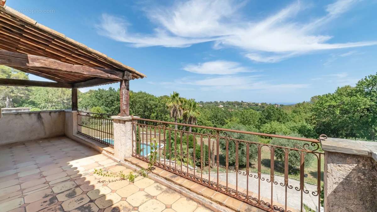 Maison à ROQUEFORT-LES-PINS