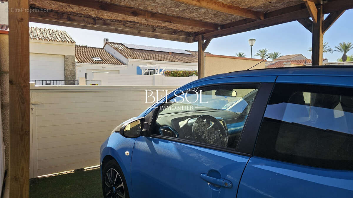 Carport ; portail automatisé - Maison à SAINT-CYPRIEN