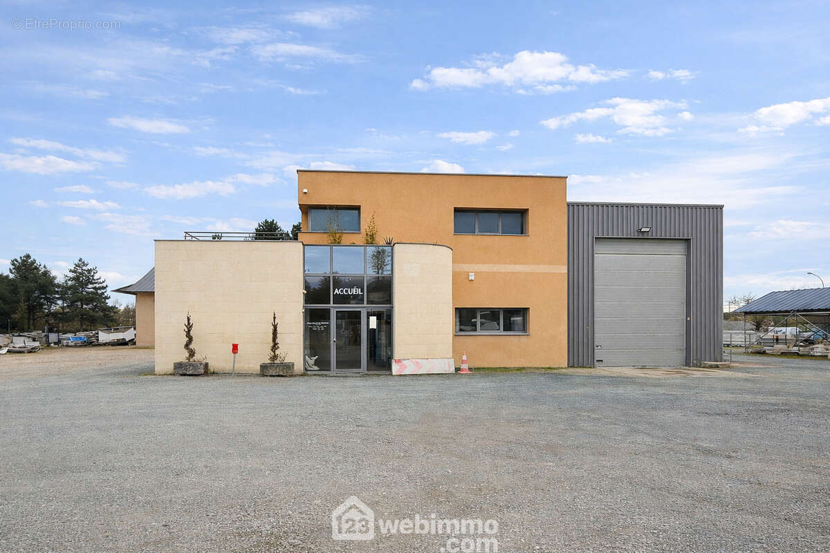 Bâtiment commercial de 250m² sur une parcelle de plus de 8 100m². - Commerce à BAUGE