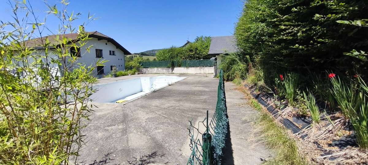 Terrain constructible de 998 m² avec piscine à Fillière - photo 2
