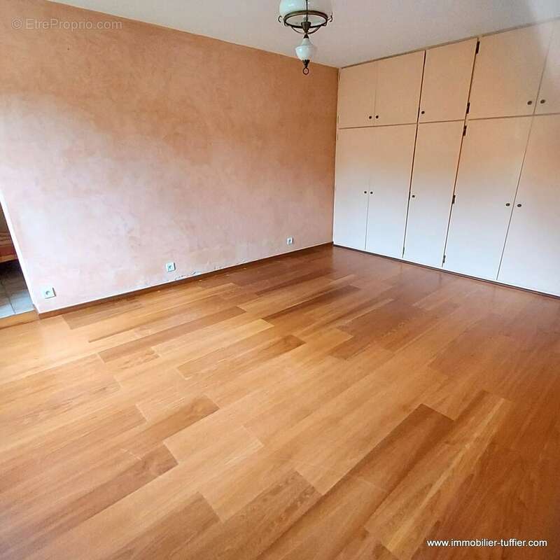 Maison à NEUVILLE-SUR-SARTHE