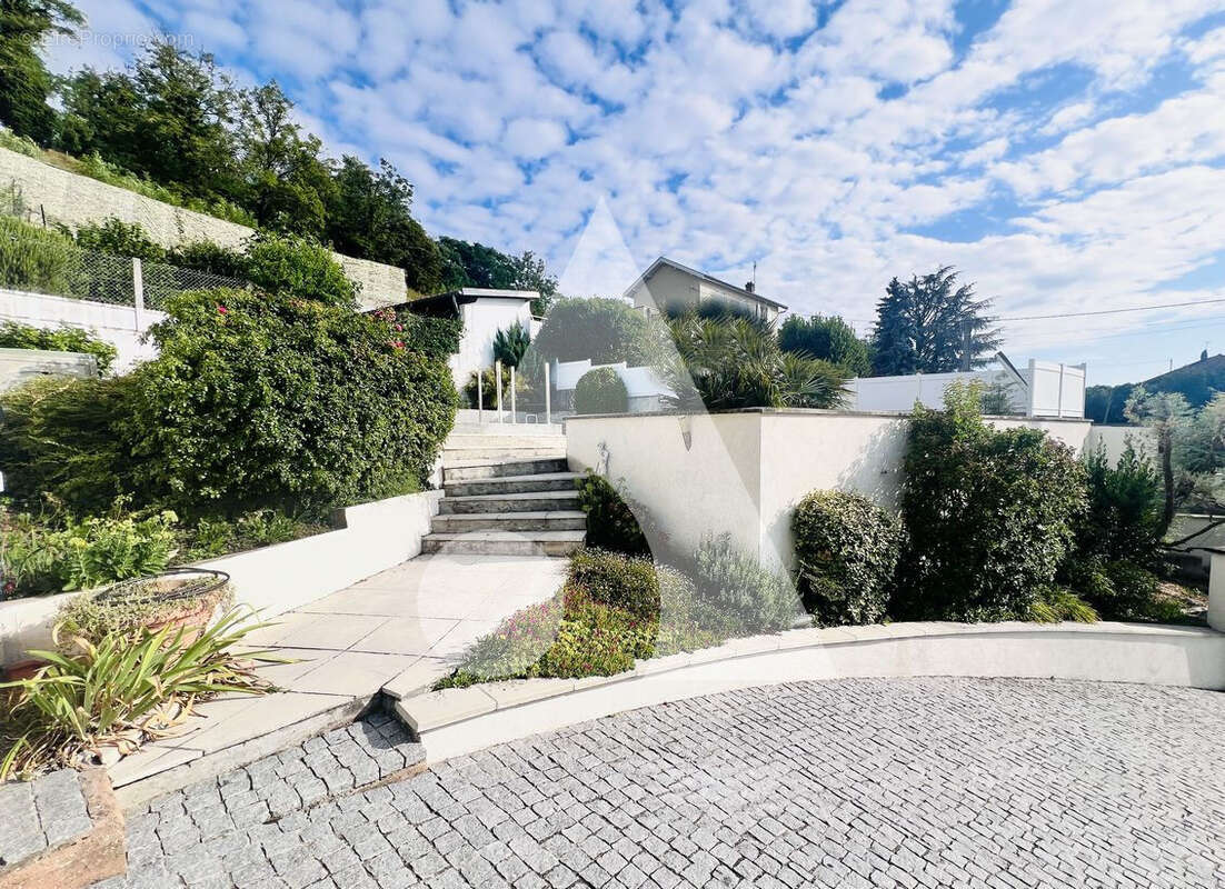 Belle maison avec piscine sur la côtière à Neyron - photo 4