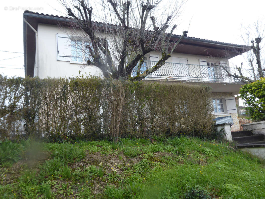 Maison à MONTMOREAU-SAINT-CYBARD