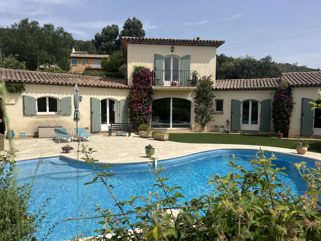Villa au coeur d'un jardin de 2 180 m2 avec piscine & garage - photo 21