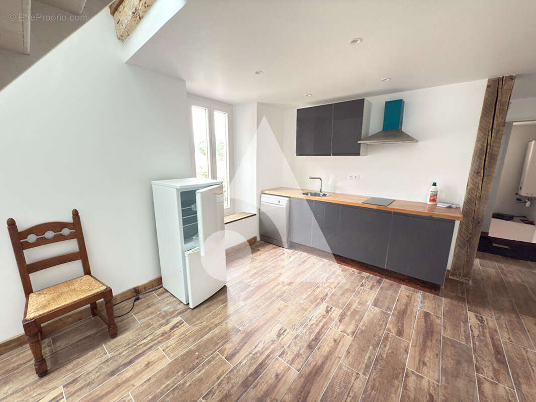 Remollon - t2 de 45 m² avec belle hauteur sous plafond + cave - photo 2