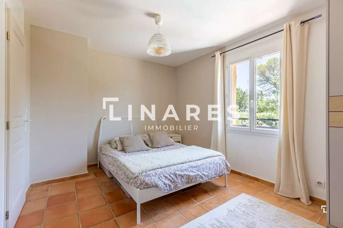 ÉVIDENCE- Maison T6 de 180m2 - Piscine - Terrain de 1000m2 - Garage - 13720 BELCODENE - photo 16