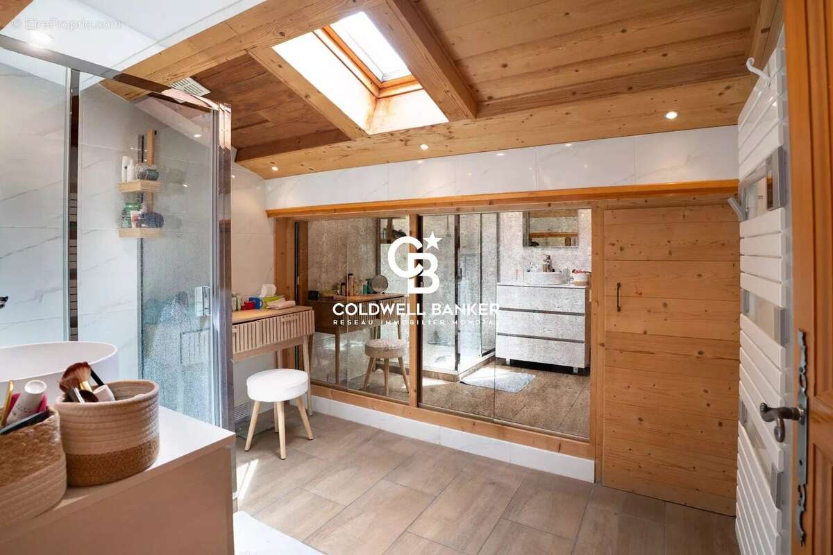 Maison chalet à Vétraz-Monthoux avec piscine chauffée, 5 chambres et jardin arboré - photo 8